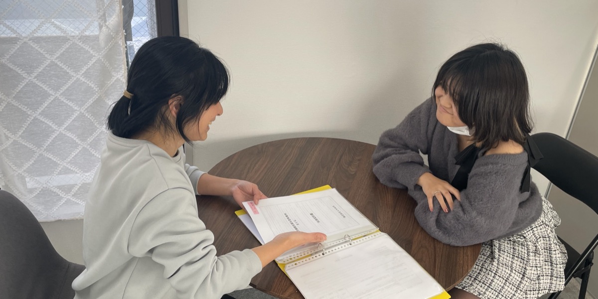 スタッフと利用者の個別相談の様子